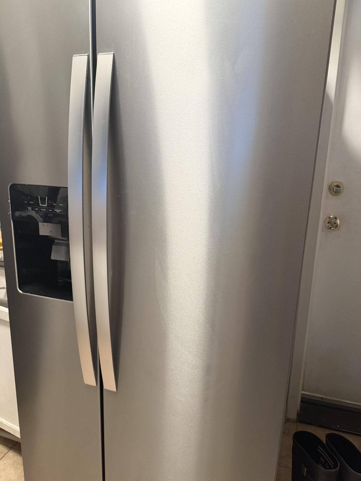 Like New Whirl Pool Refrigerator 