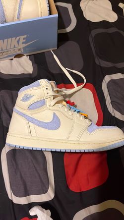 Jordan 1’s Size 7 Youth / Women  Pale Ivory/ Psychic Blue