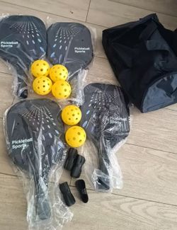 New in box pickleball of 2 Racquet(5 left)