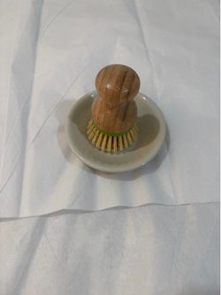 Minimalist dish brush set