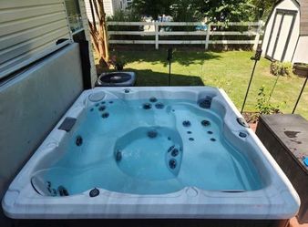 Large Outdoor Hot Tub Spa – Multiple Jets – Insulated Cover Included