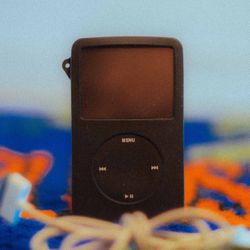 Apple iPod Classic Black- 5th Gen - 30GB (ROCK BOX)