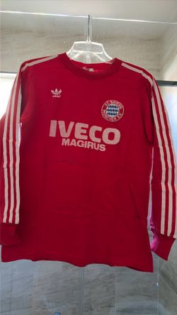 Retro FC Bayern Shirt w/ authentic signature of legendary header Dieter Höneß