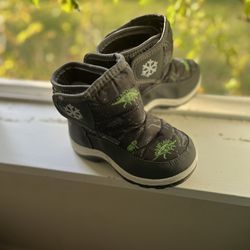 Boys size 8 snow/rain boots