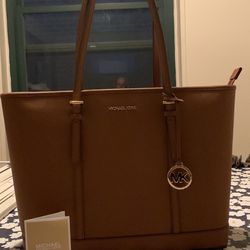 MICHAEL KORS  JETSET TRAVEL TOTE- SIZE LARGE..  LIGHT CARAMEL COLOR