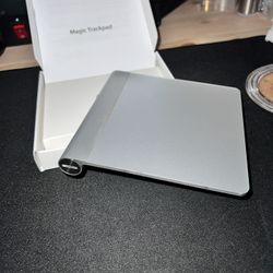 APPLE MAGIC TRACKPAD WITH DURACELL BATTERIES ( GREAT CONDITION)