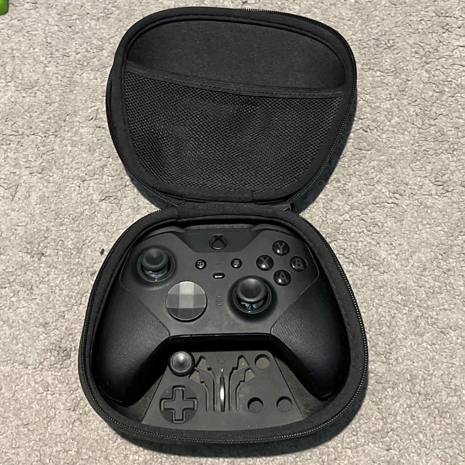 Microsoft Xbox Elite Series 2 Wireless Controller w/ Case Some Accessories