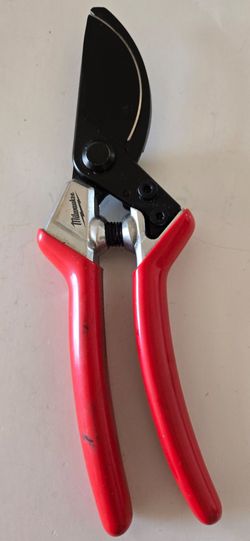 Milwaukee hand pruner