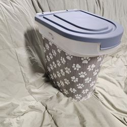 Dog food container