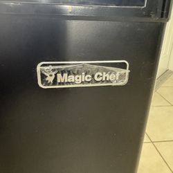 Small Refrigerador Magic Chef . 2’ . Good condition. Se habla español 