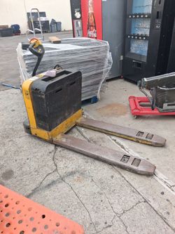 Electric pallet jack