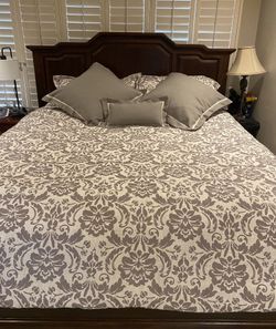 Gorgeous king Size Bed Spread And Shams