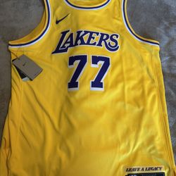 BRAND NEW Nike Luka Doncic Jersey (XL) 