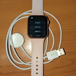 Apple Watch Series 5 + Wireless Charger 