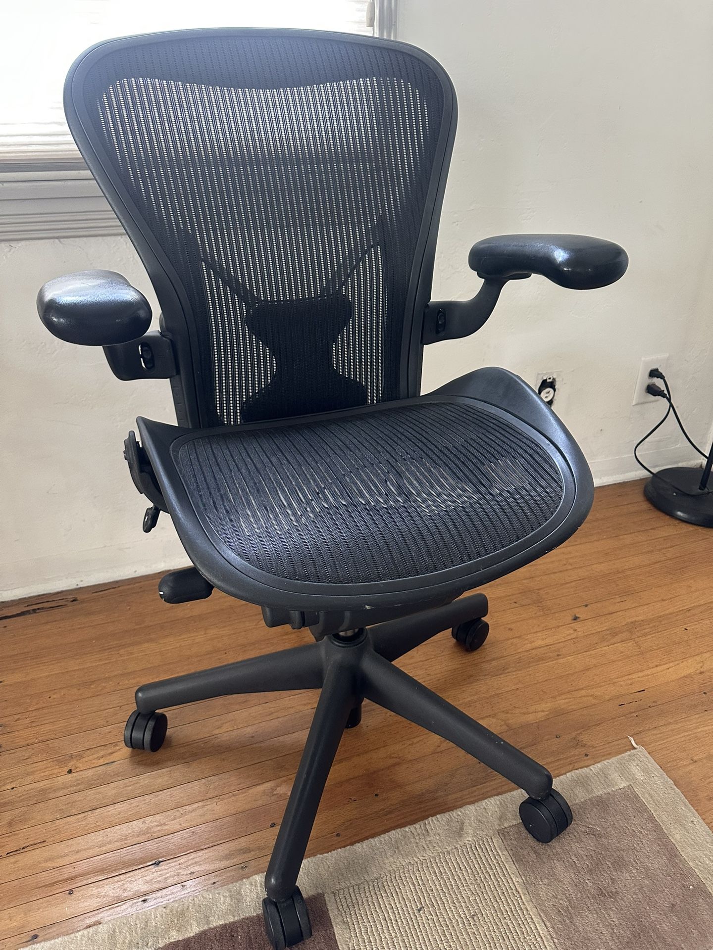 Herman Miller Aeron PostureFit B Size Fully Loaded Excellent Condition