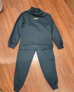 GIRLS NIKE SWEAT SUIT SIZE MEDIUM