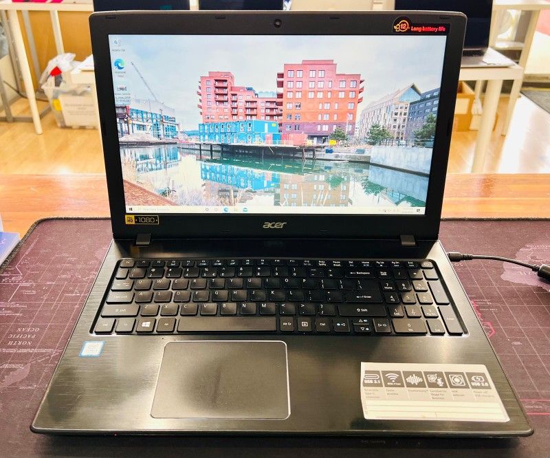 Acer Aspire E5-575 i3 7th 2.40GHZ  
8Gb 256GB SSD Windows 10 pro