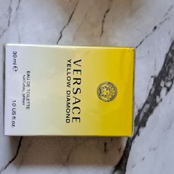 NEW & SEALED AUTHENTIC VERSACE YELLOW DIAMOND WOMAN'S 1 0Z. SPRAY 25$