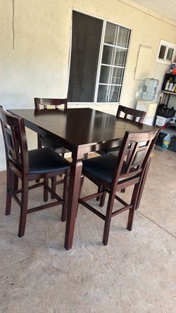 Dining table and 4 Chairs