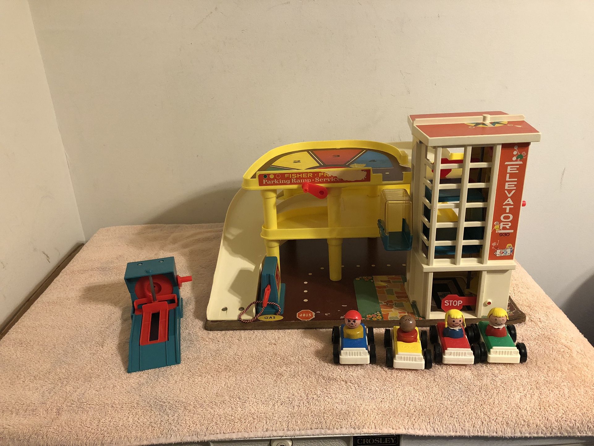 Vintage 1970 Fisher Price Little People Action Garage Service Center #930 Complete