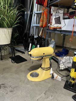 KitchenAid Artisan stand mixer (Majestic Yellow)