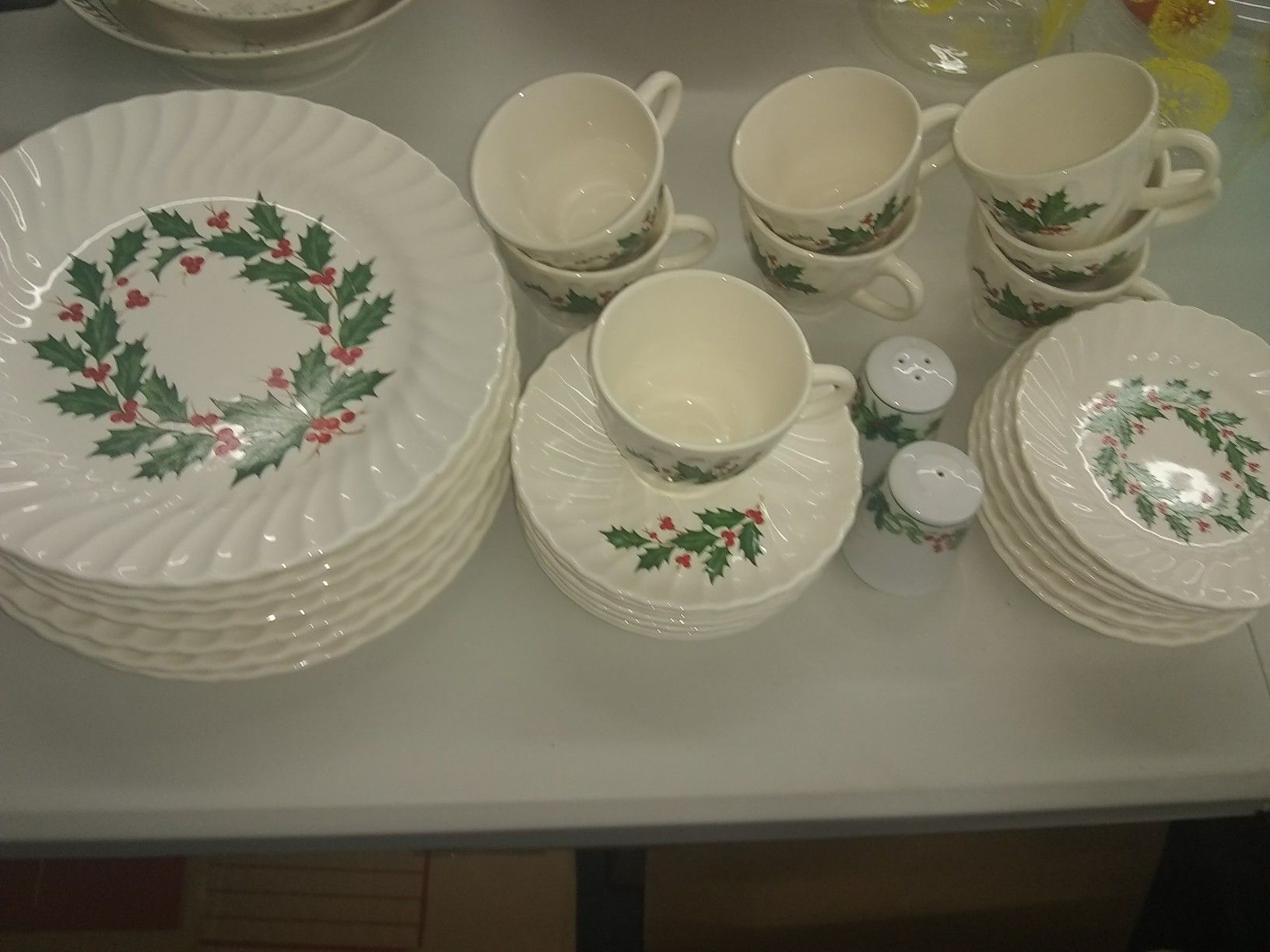 Vintage Holly & Berry Christmas Dishes - Swirl Design