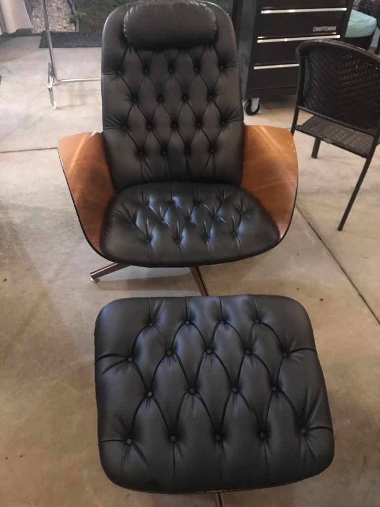 MR CHAIR LOUNGE CHAIR $900. OBO NEW