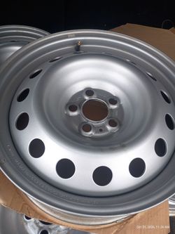 OEM 2024 Ford Maverick steel rim (4)