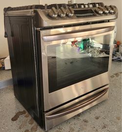 New stove and microwave for sale