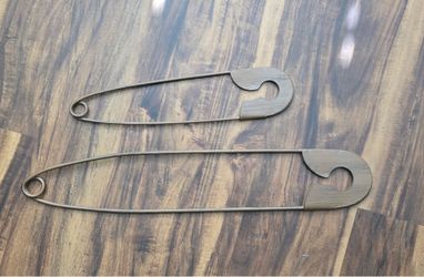 Laundry Decor - Safety Pins