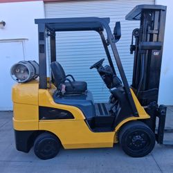 2016 Caterpillar Forklift 