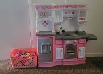 Kitchen  and a basket with food 😋 😉