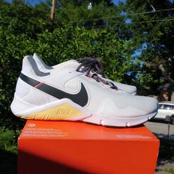 New Women's Nike Legend Essential 2 Wmn Size 12