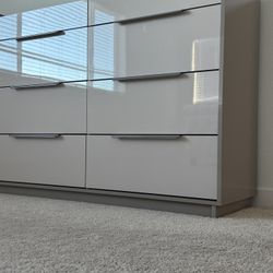 High Gloss Dresser Set, 3 Piece Bedroom Furniture Set, 8 Drawer Dresser with LED Light & 2 Nightstands with Charging Station, Modern UV Finish, Bedroo