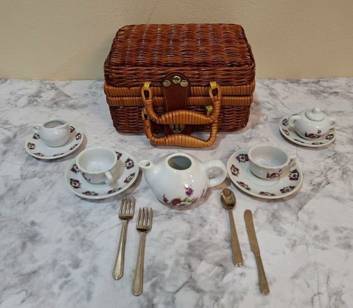 VINTAGE CHILDREN'S TEA SET IN WICKER PICNIC BASKET 