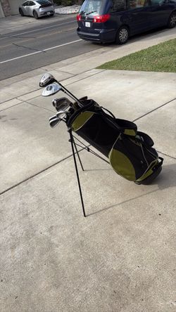 Titliest complete golf club set nice driver with super light bag putter very good condition