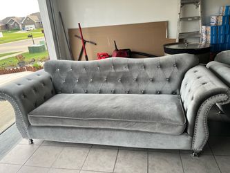 ✨ Beautiful Gray 3-Piece Couch Set –$250 ✨