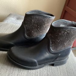 Pair Of  UGGS Rain Or Snow Boots …NEW 