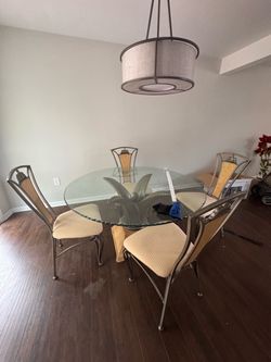 Kitchen glass table and 4 chairs.
