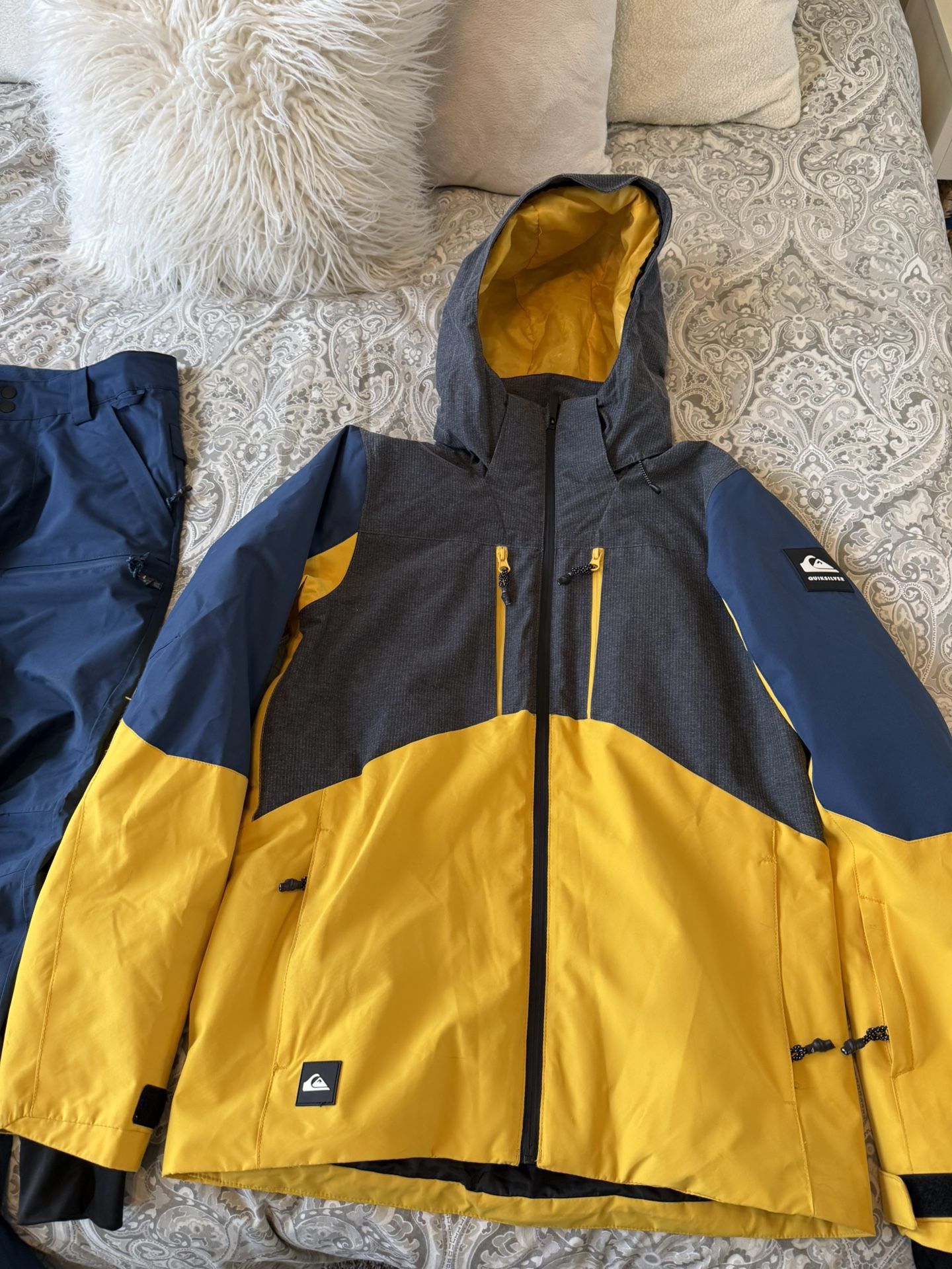 Men’s XS Quiksilver Snowboard Jacket + Bonus Pants