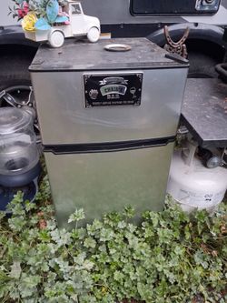 Mini fridge with freezer