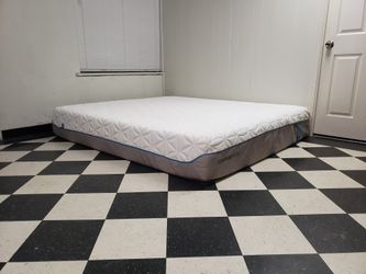 California King size TempurPedic mattress - can DELIVER almost anywhere for $20 extra - gently used and in very good condition 😍