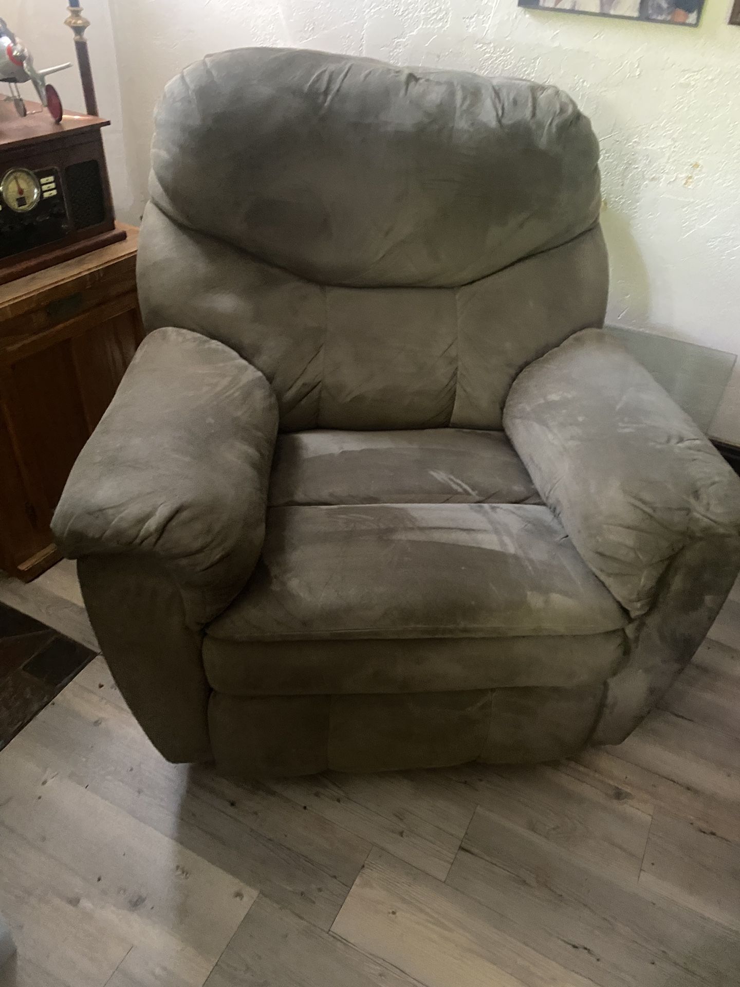 Free Large Comfy Recliner 