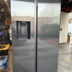 Samsung 27.4 cu. ft. Black Stainless Steel Side-by-Side refrigerator - Like New
