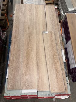TrafficMaster Pinevale Pass Oak Luxury Vinyl Plank Flooring – New