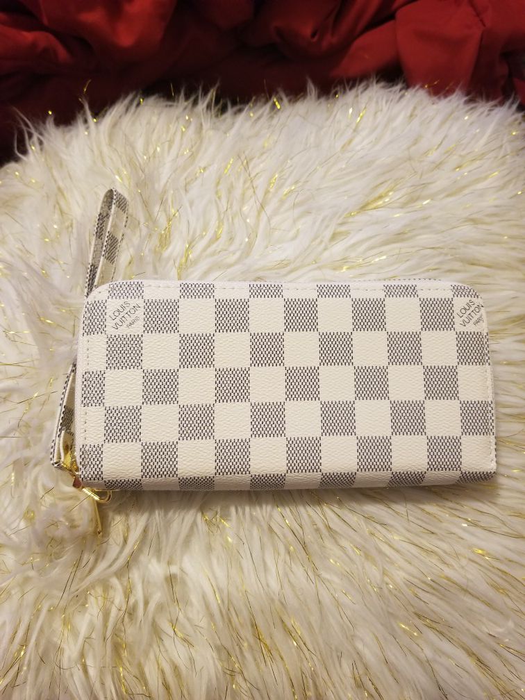 White checkerboard wallet
