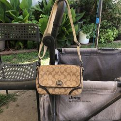 COACH  Hand Bag . Medium Size.