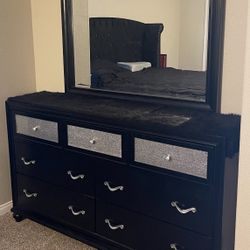 Dresser With Mirror