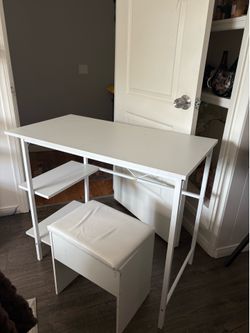 Dask and chair