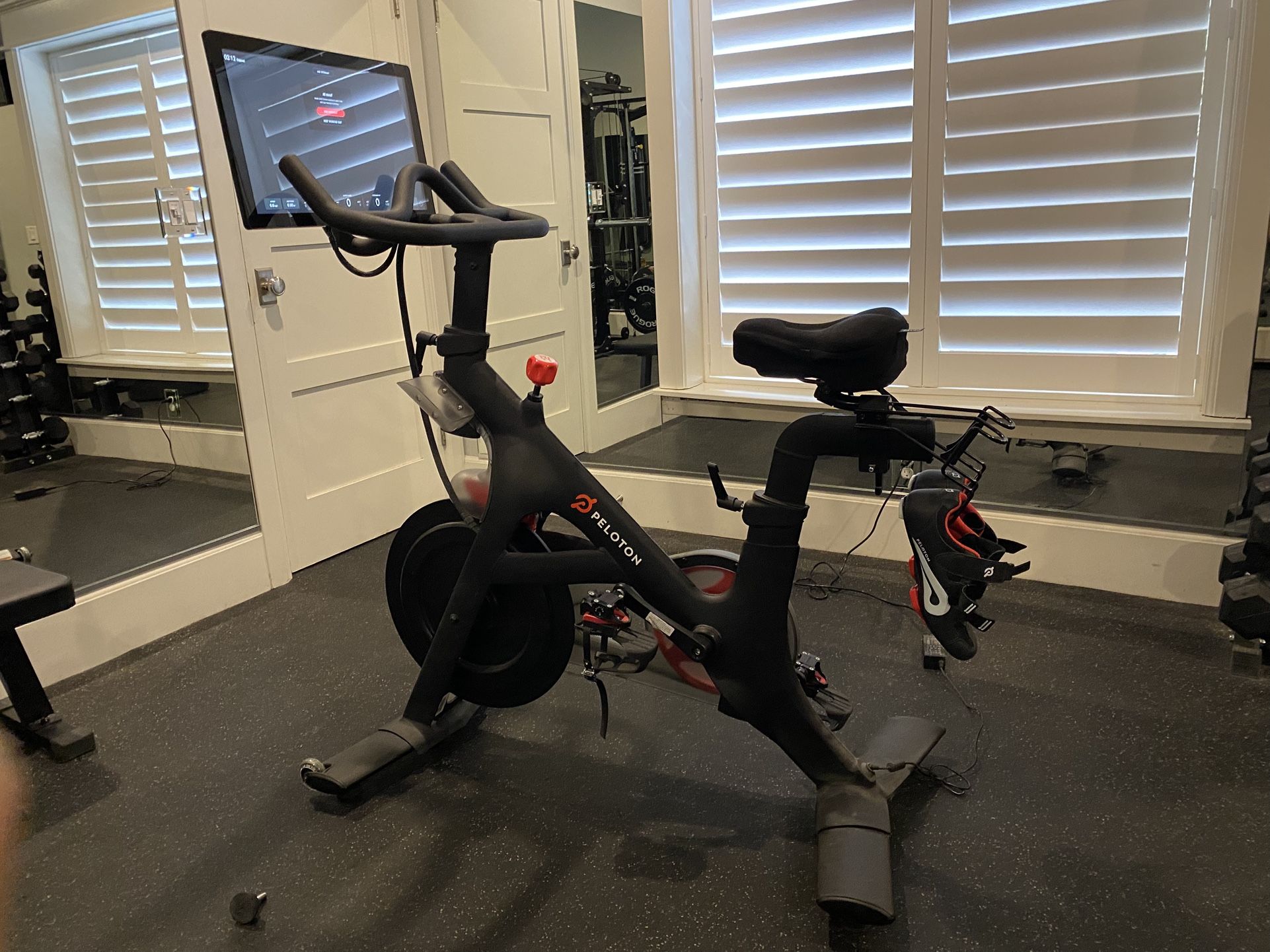 Used Peleton Bike Excellent Condition w/accesories